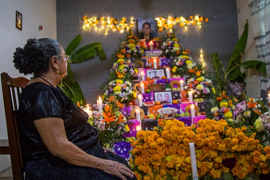 Una mujer zapoteca posa junto a una ofrenda de Día de Muertos este jueves, en el municipio de Juchitán (México). Con la celebración del 'Xandú' equivalente a todos los santos, pobladores montan ofrendas y altares con comida, panes y algunas bebidas de la predilección del difunto para recibirlos y convivir con ellos. EFE/ Luis Villalobos
