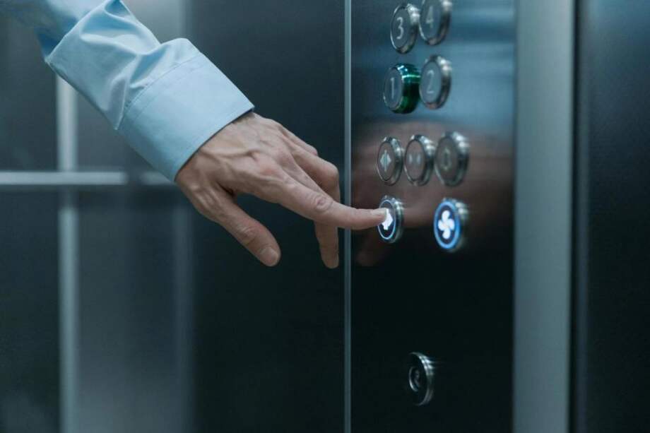 Aun así, hay algunos edificios en Colombia que todavía cuentan con personas realizando esta labor.