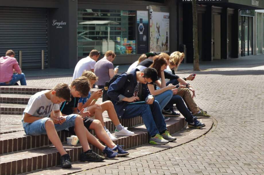 La investigación también reveló que los centennials son una generación más abierta, compasiva y empática desde la forma de pensar hasta su búsqueda por hacer algo por el planeta. / Pixabay