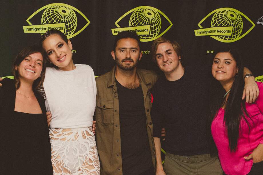 Izquierda a Derecha en la foto: Carolina Diaz (Caelle Studio), Mimi Rose (Artista Imm Records), Julián Duque, Tomás Lauría (Artista Imm Records), Lilibet Blanco (Product Manager).
