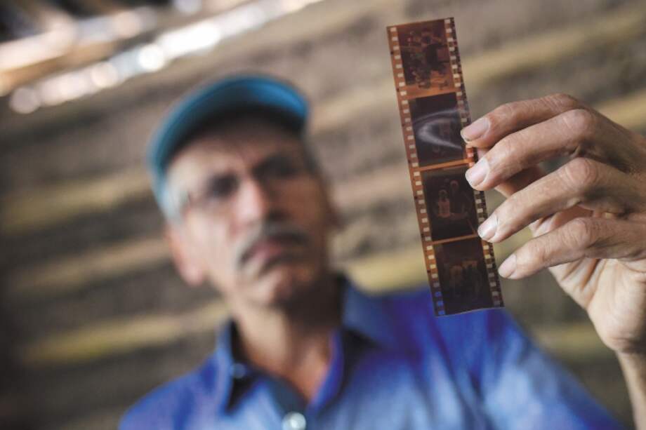 Carlos Guiral, de 66 años, tiene 16 loncheras repletas de negativos de San José de Oriente, corregimiento del municipio de La Paz, afectado por el conflicto.