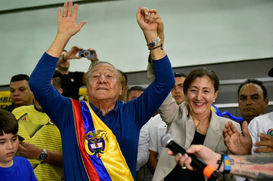 El candidato a la presidencia de Colombia, Rodolfo Hernández, levanta sus brazos junto a Íngrid Betancourt, candidata presidencial hasta este viernes, durante un acto de campaña en la ciudad de Barranquilla (Colombia). EFE