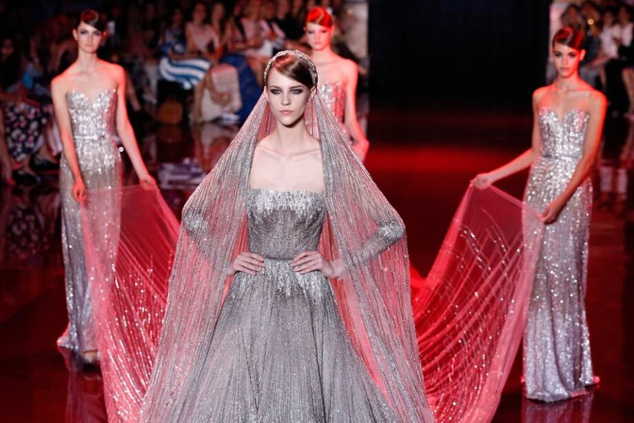 Modelos lucen creaciones de Elie Saab. / AFP