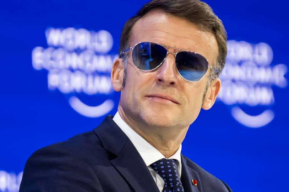 El presidente francés, Emmanuel Macron, asiste a una sesión plenaria en el Palacio de Congresos durante la 56ª reunión anual del Foro Económico Mundial (FEM) en Davos.