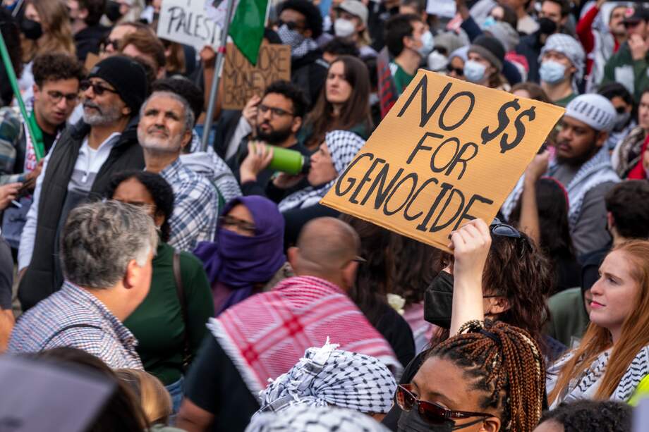 En apoyo a Palestina, cientos de manifestantes se reunieron en Freedom Plaza, en Washington, Estados Unidos, pidiendo un alto al fuego en Gaza.