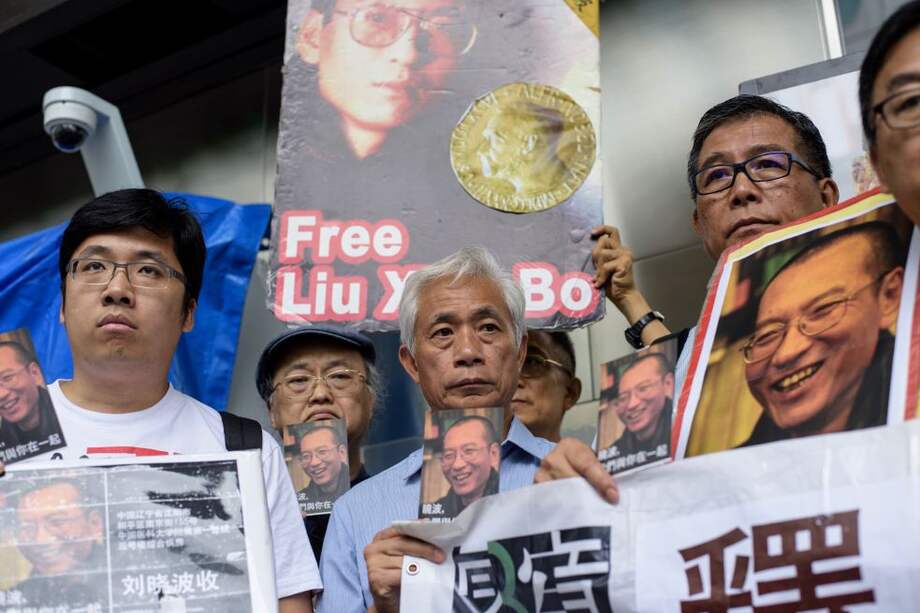 Manifestantes en Hong Kong piden la libertad de Liu Xiaobo. / Efe