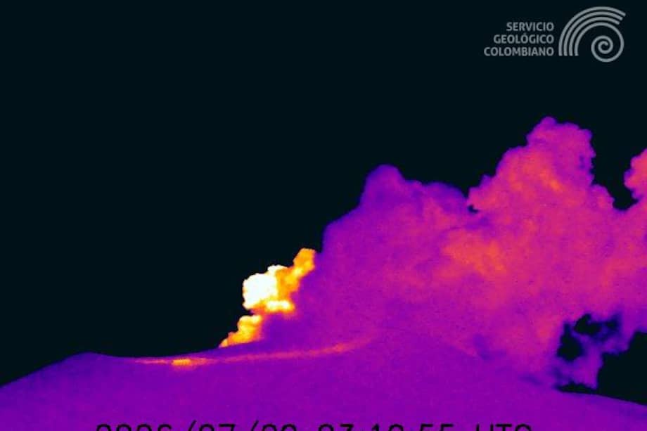 Registro de la cámara térmica MinaIR, ubicada a 2,2, km al noroccidente del volcán Puracé en la que se observa una emisión de ceniza registrada el 28 de julio de 2026 a las 10:19 p. m. (hora local). /SGC
