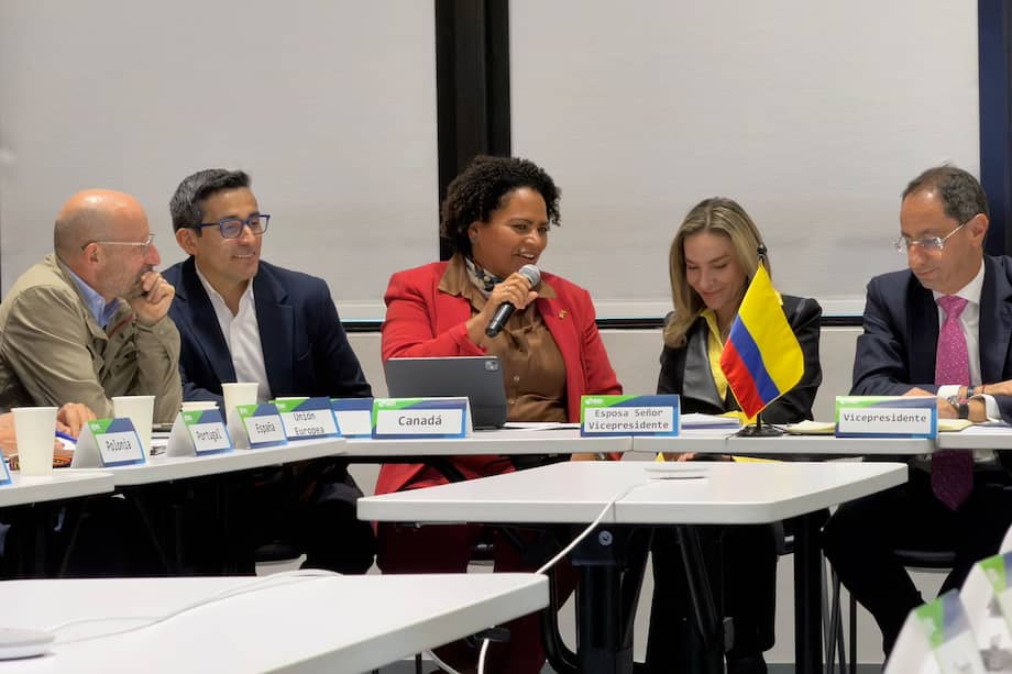 El vicepresidente José Manuel Restrepo se reunió con grupo de donantes de la cooperación internacional en Colombia. El centro del encuentro fue "presentar la situación humanitaria y las fases de recuperación y reconstrucción tras el terremoto".