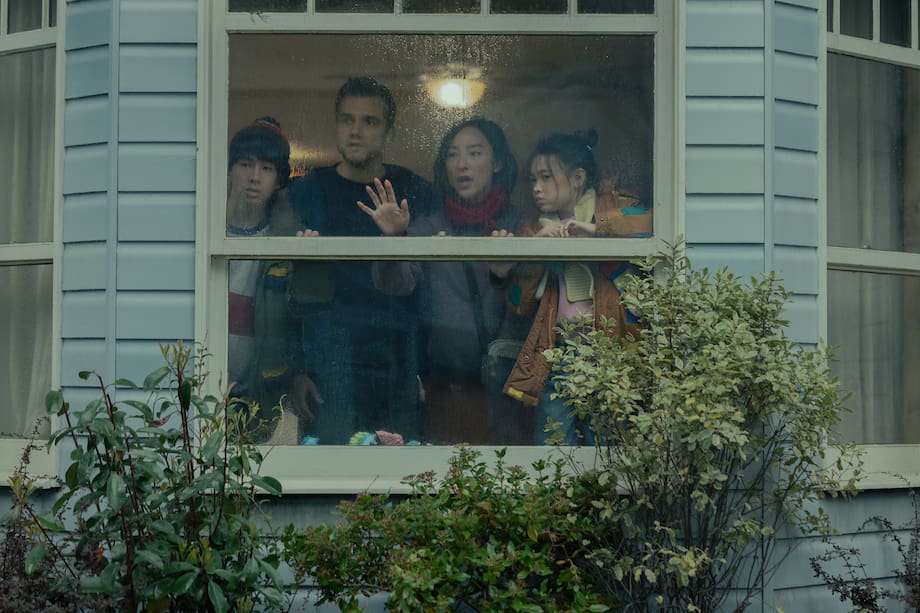 Jason, Riley y sus hijos Ruth y Noah están atrapados en su casa y deben crear una estrategia para sobrevivir.