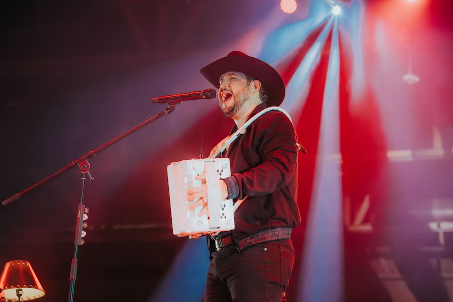 En entrevista, comparte sus luchas con trastornos mentales, sus años de excesos con el alcohol y las drogas, y cómo la música ha sido su salvavidas.