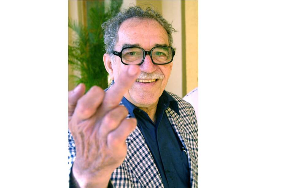 En broma, tras tomarle tantas fotos, el escritor y periodista colombiano Gabriel García Márquez le responde al fotógrafo. / EFE