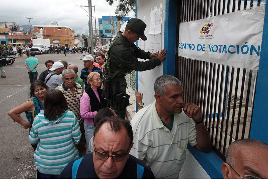 Nicolás Maduro mantiene su estrategia de bloquear elecciones cuando le son adversas, como en el referendo revocatorio del año anterior, o llevarlas a cabo y manipular su resultado. / AFP