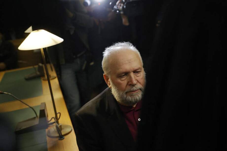 El exsacerdote francés Bernard Preynat llega a la corte para su juicio, en Lyon, Francia. / EFE