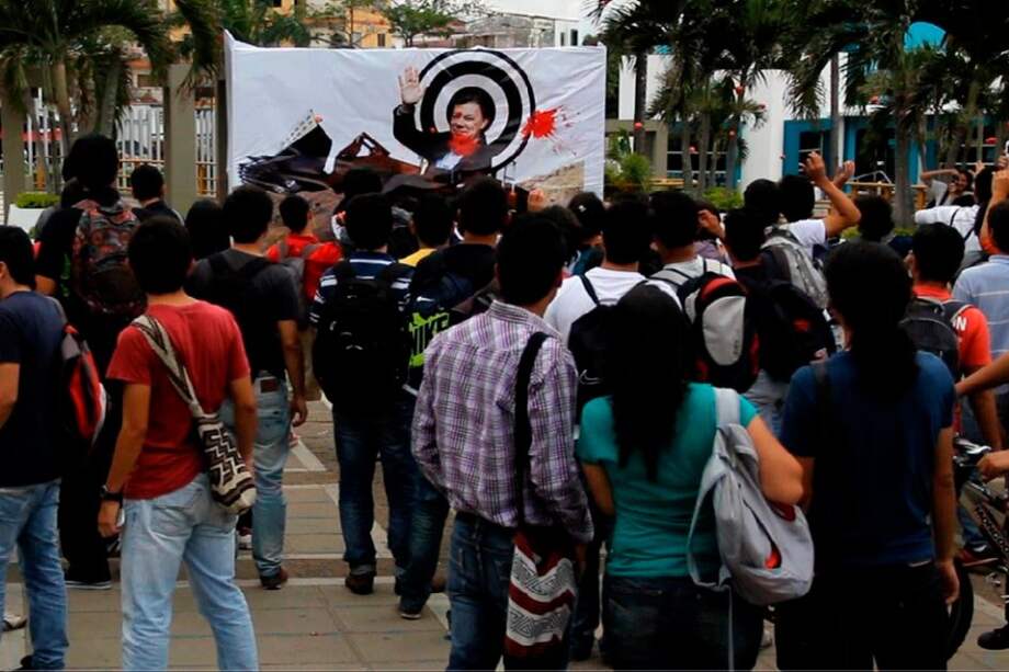 Indignados colombianos reaparecen con 'tomatina' contra Santos