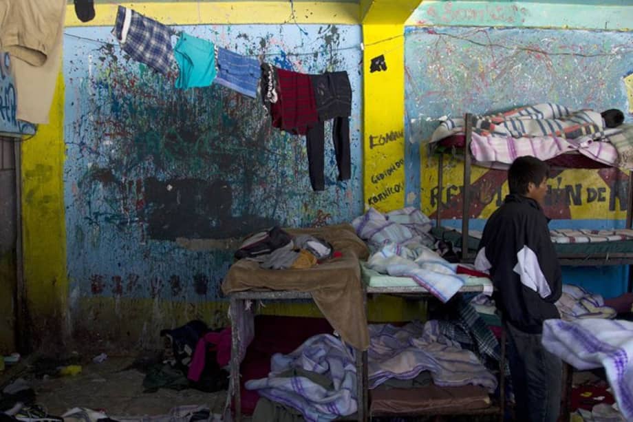 Cientos de menores dormían en el piso, pedían limosnas y sufrían abusos en un espacio con "plagas" "ratas" y "chinches" en México.