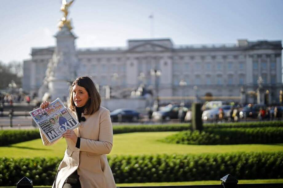 Fieles a su sentido del humor y su pasión por las apuestas, los británicos comenzaron a especular sobre qué hará la pareja tras sacudir la centenaria institución. Encabezan las opciones de los corredores de apuestas que anuncien un nuevo embarazo este año, se instalen definitivamente en Estados Unidos y Meghan vuelva a actuar. / AFP