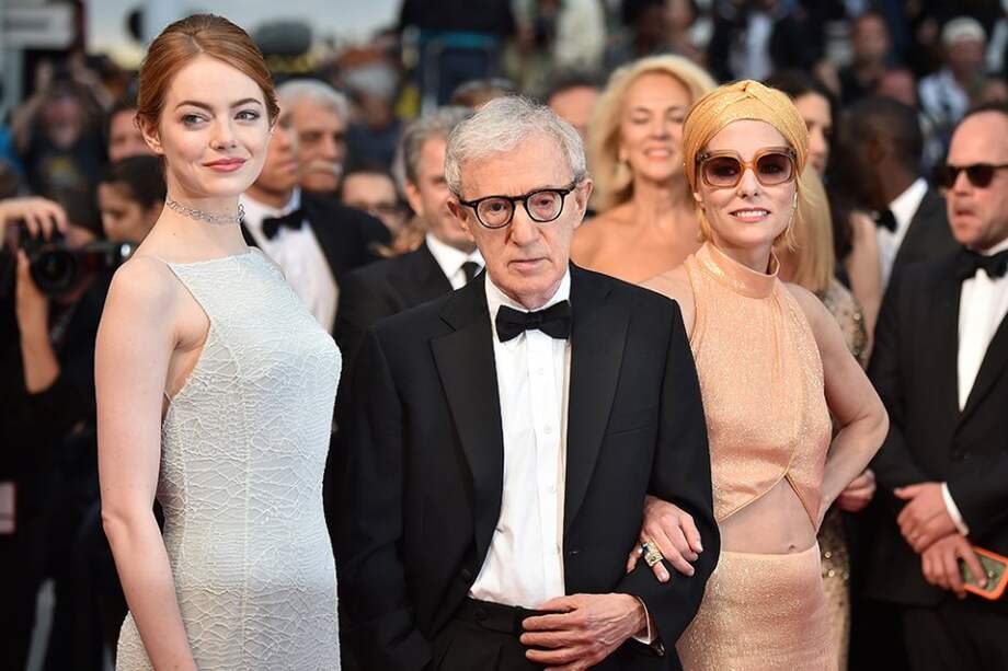 La actriz Emma Stone, el director Woody Allen y la artista Parker Posey. / AFP