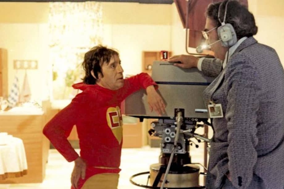 Roberto Gómez Bolaños (1929 -2014) durante la grabación de una escena del Chapulín Colorado, el superhéroe cuyo segundo apellido es Lane. / Archivo particular