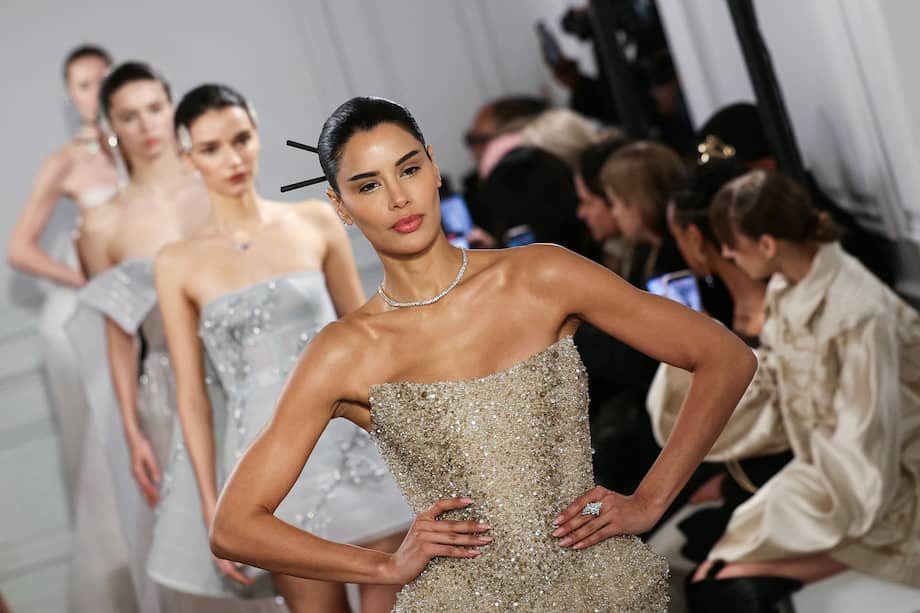 La colombiana Ariadna Gutiérrez presenta una creación de Phan Huy para el desfile de la colección de alta costura femenina primavera/verano 2026, en el marco de la Semana de la Alta Costura de París, el 29 de enero de 2026. / Thomas SAMSON / AFP