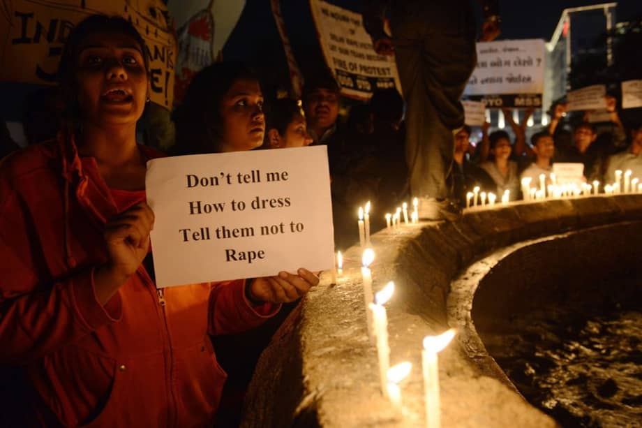 Protesta en India tras la violación y muerte de menor. “No me digas como vestir, diles no a la violación.” /AFP