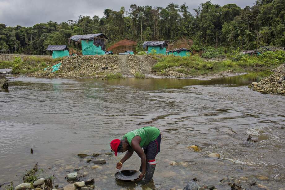 Los pequeños mineros y la minería aresanal es afectada por la actividad ilegal. / Bloomberg News.