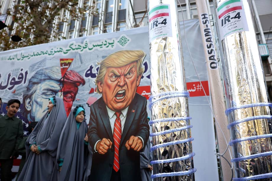 Iraníes participan en una protesta antiestadounidense en Teherán junto a una caricatura de Donald Trump durante la conmemoración de la toma de la Embajada de EE. UU.