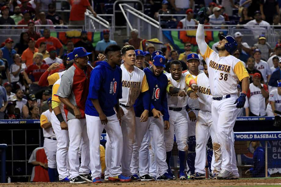Jorge Alfaro, uno de los prospectos de Colombia, celebra un cuadrangular en el Clásico Mundial de Béisbol. / AFP