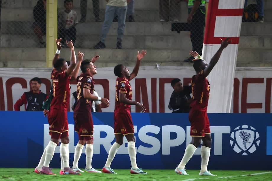 Jugadores de Deportes Tolima celebrando el paso a los octavos de final de la Copa Libertadores 2026 tras el partido contra Universitario de Deportes de Perú en el estadio Monumental de Lima, el 26 de mayo.