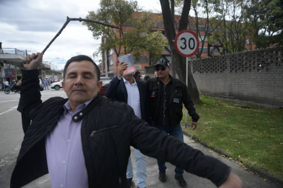 Tanto el fotógrafo de El Espectador, como el periodista de Caracol Radio, fueron agredidos por la misma persona. / Cristian Garavito