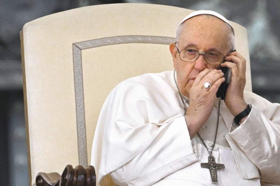 En agosto de 2021 descubrieron una amenaza contra el papa Francisco en Milán, que incluía tres balas y un mensaje en un sobre. Aquí responde una llamada durante la audiencia general del pasado 17 de mayo. / AFP