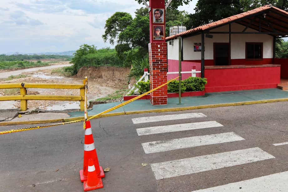 Fotografía que muestra daños en la estructura del Puente Internacional Francisco de Paula Santander, entre Colombia y Venezuela.