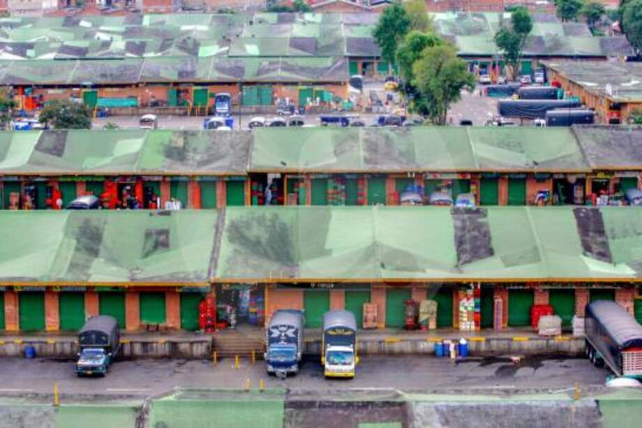 Según la investigación, los exfuncionarios habrían incurrido en irregularidades durante la celebración de un contrato para la venta de un lote de 8.300 metros cuadrados de la Central Mayorista, propiedad de la alcaldía de Medellín.