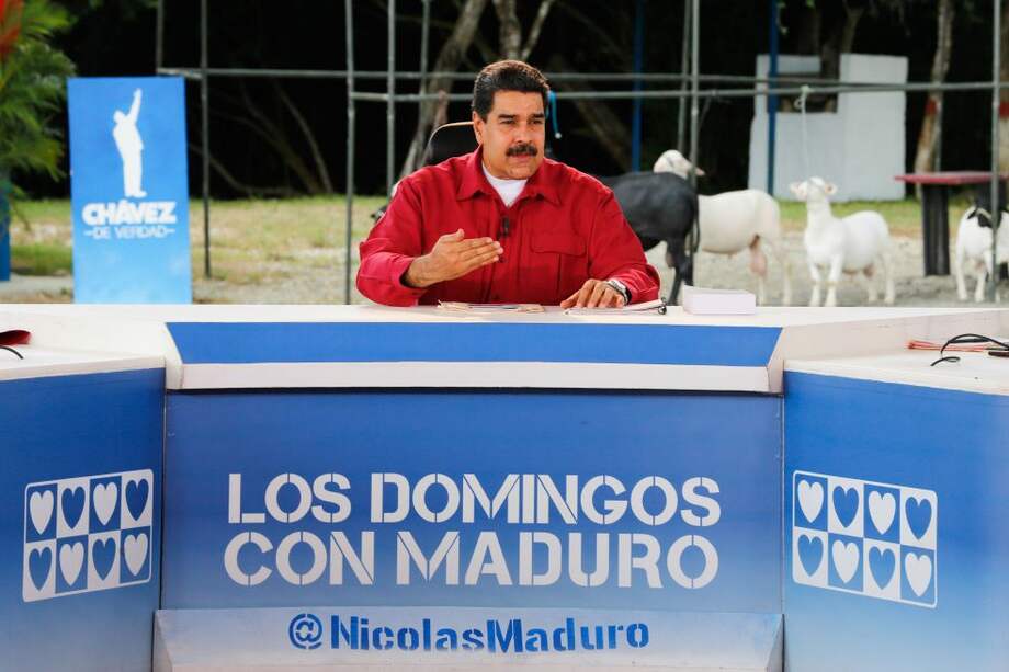 Fotografía cedida por el Palacio de Miraflores, del presidente venezolano Nicolás Maduro, durante el programa de televisión. / EFE