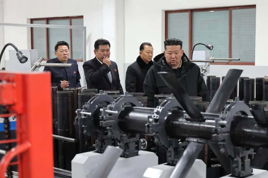 PIONYANG (COREA DEL NORTE), 03/01/2026.- Fotografía cedida por la agencia estatal norcoreana KCNA del líder de Corea del Norte, Kim Jong-un (d), inspeccionando una fábrica de municiones militares este domingo, en Corea del Norte. Corea del Norte lanzó un proyectil no identificado hacia el mar de Japón (llamado mar del Este en las dos Coreas), según las autoridades de Seúl y Tokio, el mismo día en que el presidente de Corea del Sur, Lee Jae-myung, tiene previsto viajar a China para una visita de Estado.