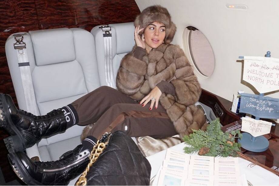 Georgina Rodríguez viaja confortable en el jet de Cristiano Ronaldo mientras ve su telenovela favorita.