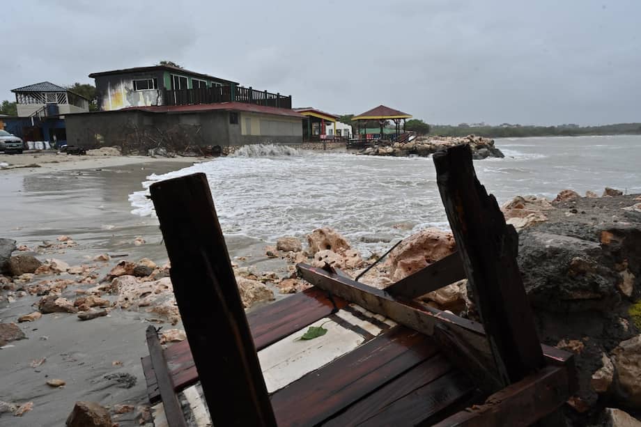 Fotografía de la playa pesquera de Port Henderson este lunes en Jamaica.