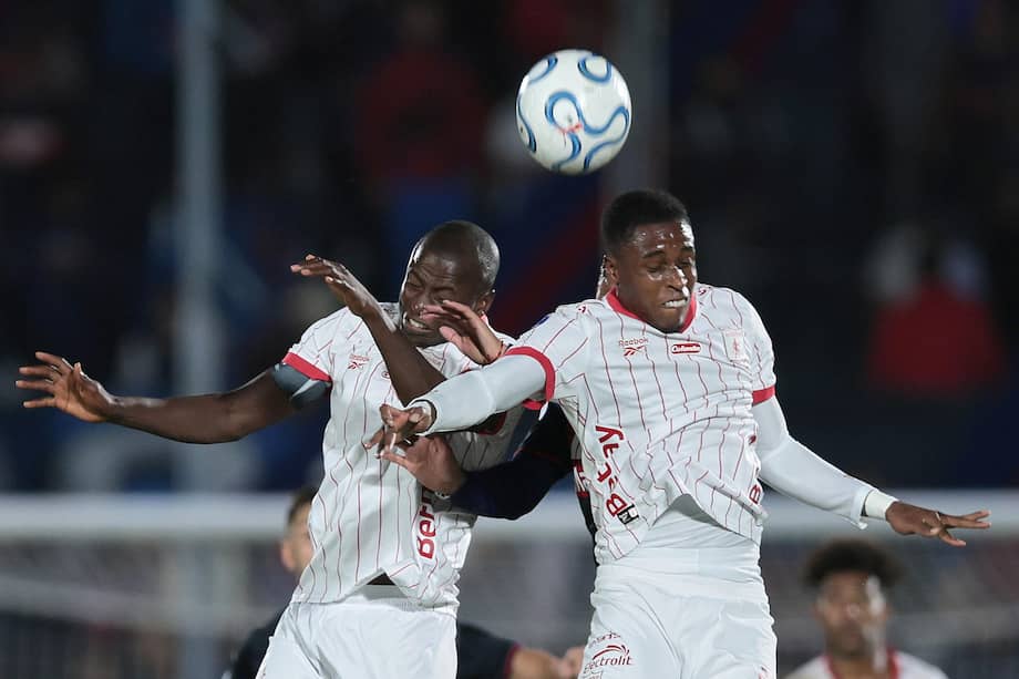 Adrián Ramos y Jan Lucumí en el partido por la fase de grupos de la Copa Sudamericana entre Tigre y América en el estadio José Dellagiovanna de Victoria, Argentina.