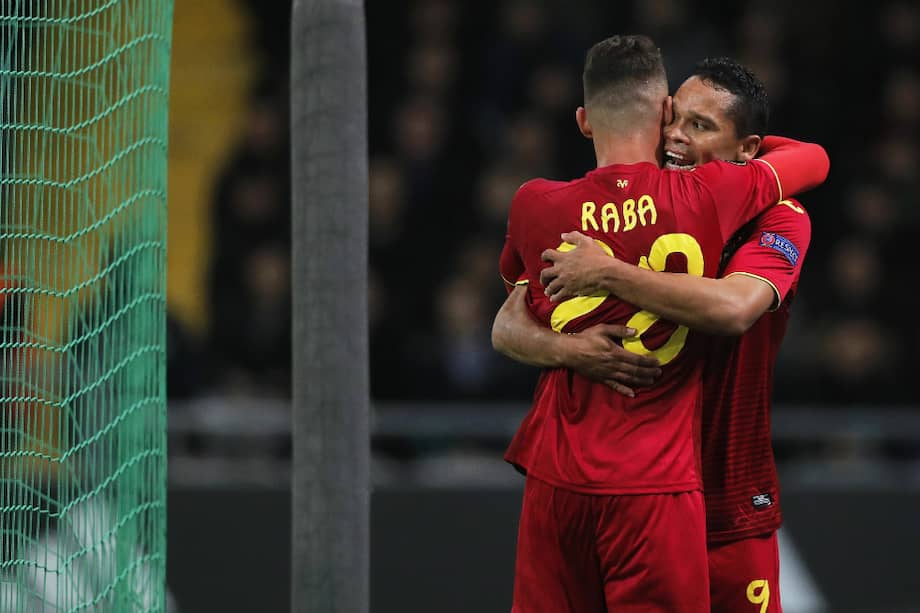 El delantero colombiano Carlos Bacca (d) asistió a Daniel Raba en el primer gol del Villarreal. / EFE
