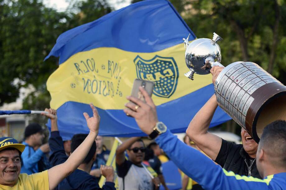 Hinchas de Boca Juniors despiden a su equipo en Buenos Aires. / AFP