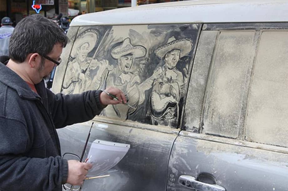 Scott Wade, un hombre que convierte en arte el barro de los vidrios de los autos