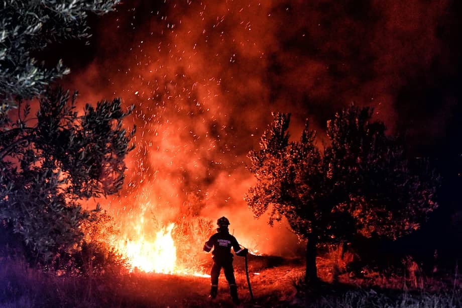 Un bombero combate un incendio forestal en Alamano, Corinto, en el Peloponeso (Grecia).