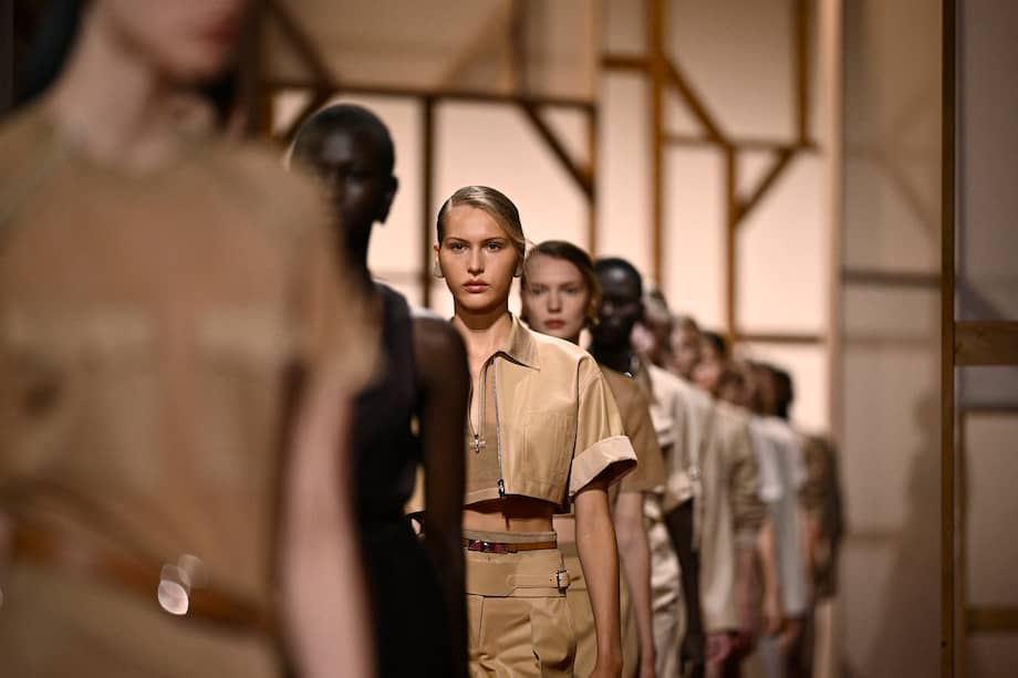 Modelos presentan creaciones de Hermès para la colección Women Ready-to-wear Primavera-Verano 2025 como parte de la Semana de la Moda de París. /Julien de Rosa / AFP