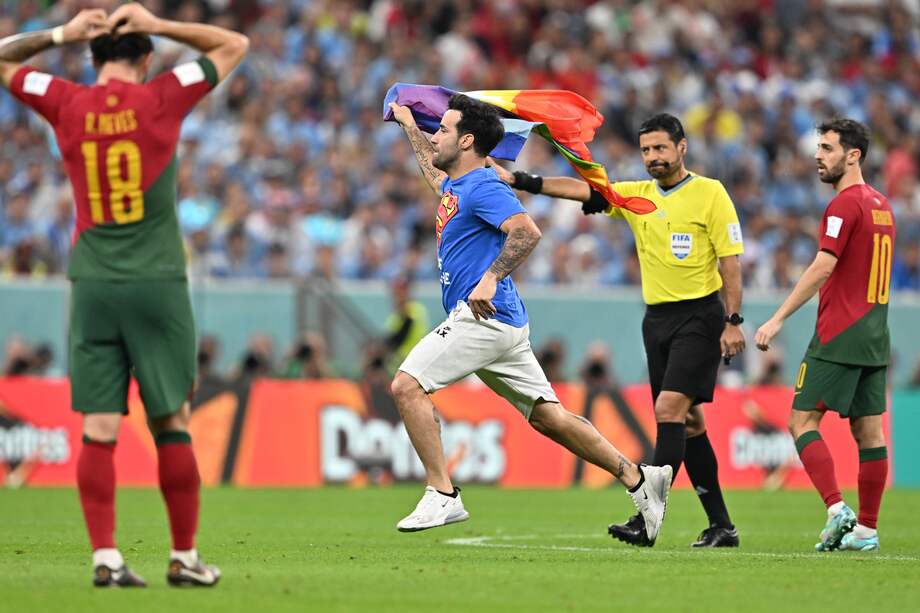 El aficionado que se metió a la cancha con la bandera arcoíris.