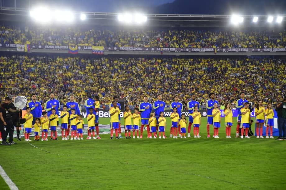 Selección de Colombia durante su partido de despedida contra Costa Rica en el estadio Nemesio Camacho El Campín de Bogotá.