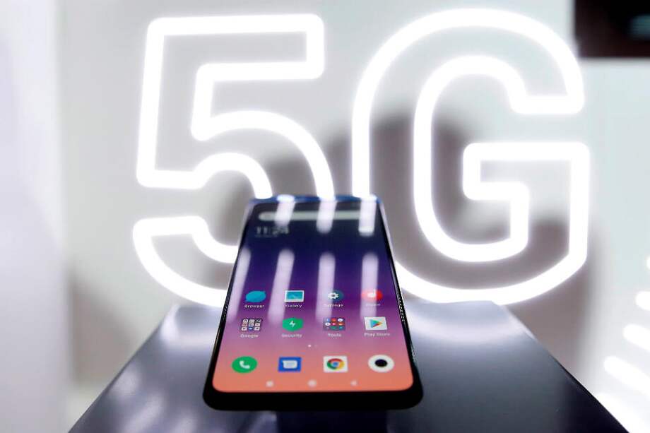 Aspecto del nuevo Xiaomi Mi MIX 3 5G, el primer teléfono móvil con tecnología 5G de la compañía china que ha sido presentado este domingo en un evento previo al comienzo del Congreso Mundial de Móviles que empezará mañana en Barcelona. / EFE/Alberto Estévez