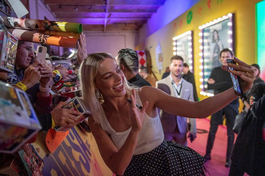 Margot Robbie, dos veces nominada al Óscar, mientras se toma una fotografía con asistentes durante el estreno de la película "Birds of Prey". / EFE
