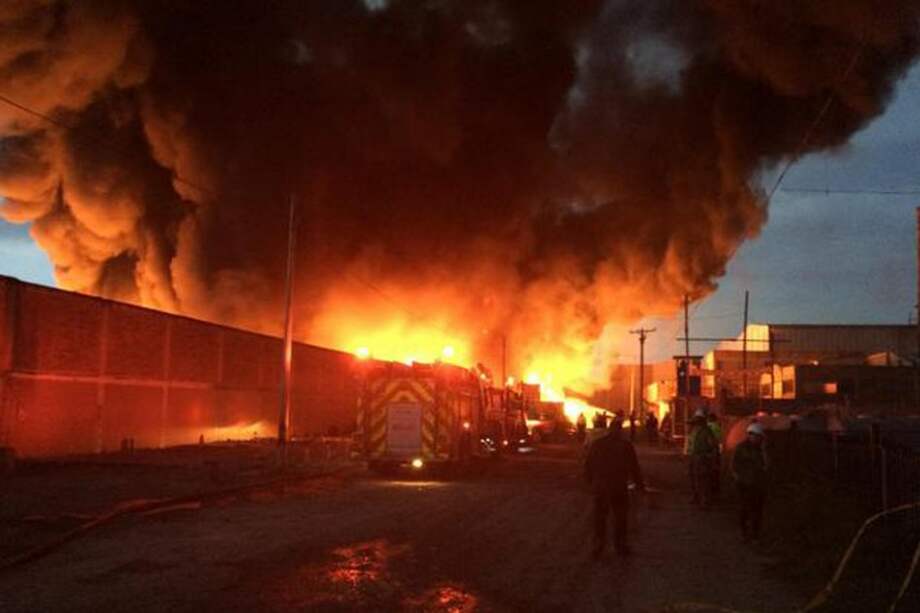 Continúan tareas para extinguir incendio en depósito de llantas Fontibón