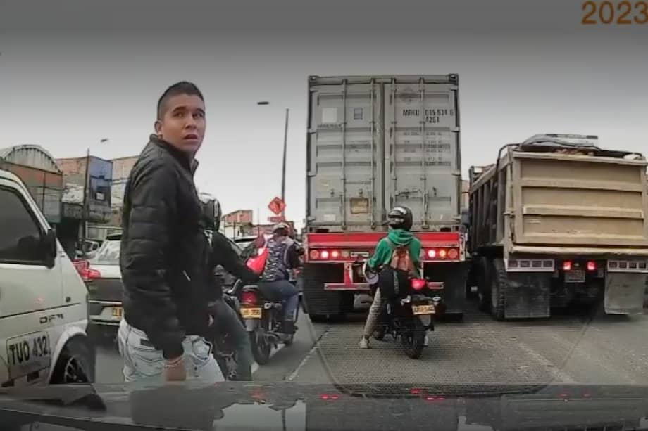 En redes sociales, varios usuarios le han pedido a las autoridades que se identifique al delincuente.