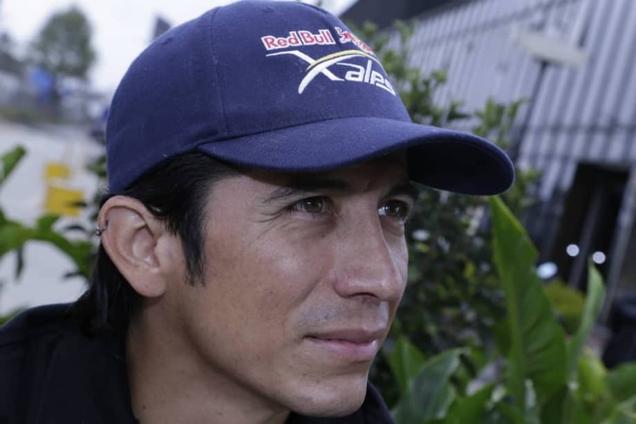 Álex Villa, en los Pirineos en parapente