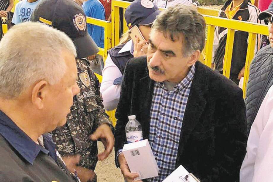 Carlos Pino en el momento en que es dejado en la frontera, luego de que el gobierno de Colombia lo expulsara. / EFE